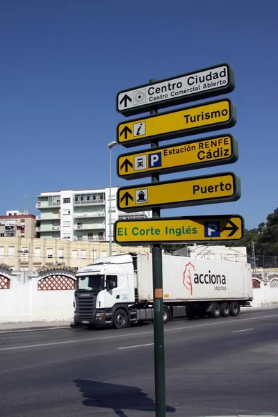 Dopravní značka v ulici staré námořní město Cádiz — Stock fotografie