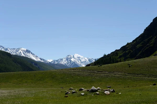 Paisagem montanhosa na área da central hidroeléctrica abandonada de Aktash. República de Altai — Fotografia de Stock
