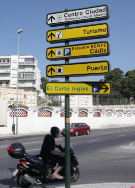  Eski deniz şehir Cadiz sokakta yol işareti