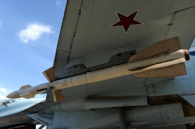  Su-27 askeri savaş tüm-Rusya Sergi Merkezi, süspansiyon üzerinde havadan havaya füze