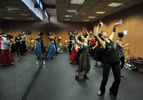 Занятия в танцевальном зале Центра искусств фламенко "Ла Мерсед" в Кадисе . — стоковое фото
