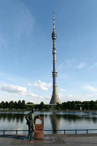 Monument à Vladimir Zvorykine et la tour de télévision Ostankino sur le rivage d'un étang à Moscou — Photo
