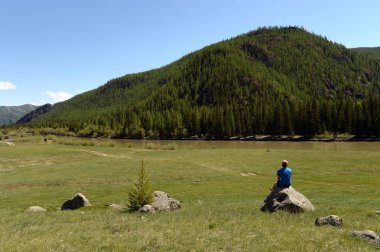  Turist terk edilmiş Aktash hidroelektrik santral alanında. Altay Cumhuriyeti