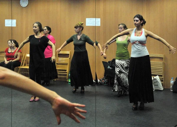 Cours dans la salle de danse du Centre d'art flamenco "La Merced" à Cadix . — Photo