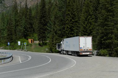 Altay Cumhuriyeti, Rusya 6 Haziran 2018: Altay Cumhuriyeti'Chuisky yolda kamyon