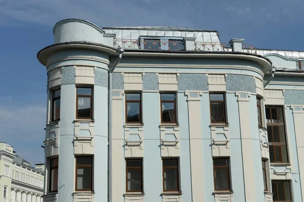 マラヤ Dmitrovka とモスクワでボリショイ Putinkovsky レーンにファサードに面した 4 階建て住宅建物 (1911 年)、 — ストック写真