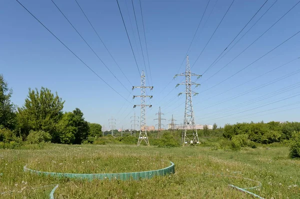 Linha de energia no parque Lublin de Moscou — Fotografia de Stock