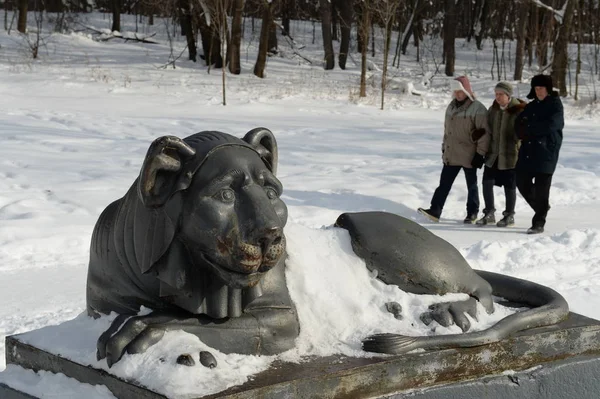 Üst Kuzminskogo gölet Park "Kuzminki" Moskova'da yuvarlak iskelede Zhilardi tarafından bir aslan heykeli — Stok fotoğraf