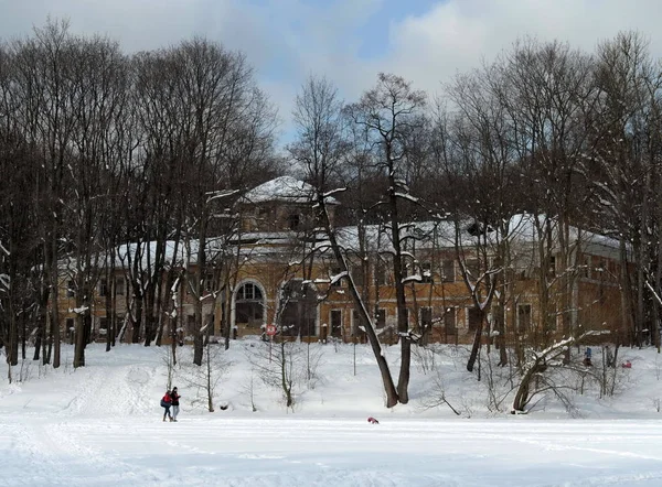 Een oranje Conservatorium aan de oever van een vijver in het historische park van Moskou Kuzminki — Stockfoto