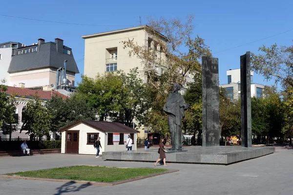 モスクワの Sretensky 大通りのナデジダ ・ クルプスカヤの記念碑 — ストック写真