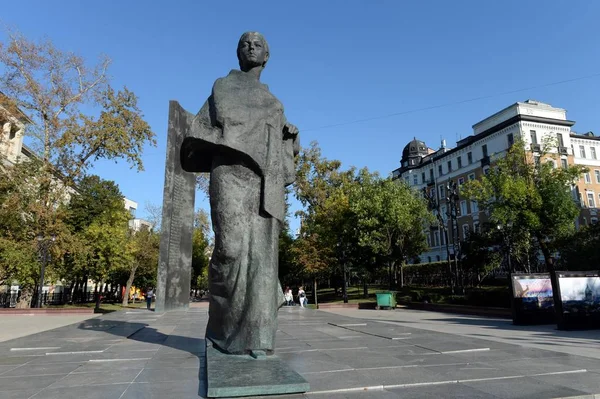 Monument till Nadezjda Krupskaja på Sretensky Boulevard i Moskva — Stockfoto