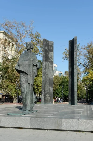 Monument to Nadezhda Krupskaya on Sretensky Boulevard in Moscow — Stock Photo, Image