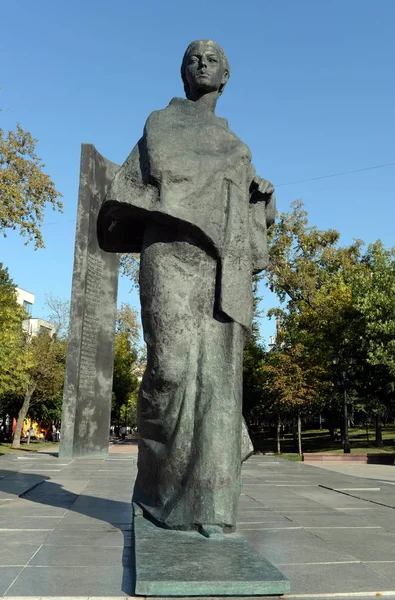 Monument till Nadezjda Krupskaja på Sretensky Boulevard i Moskva — Stockfoto