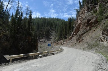  Dağ yoluna kırmızı kapısında. Altay Cumhuriyeti