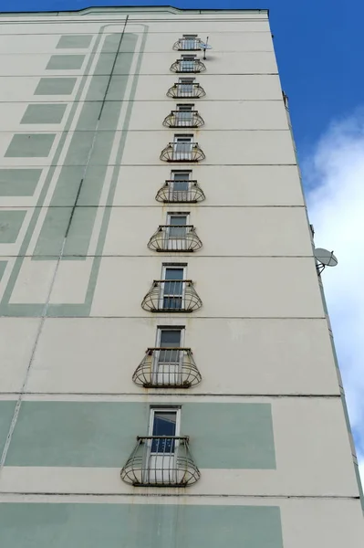Balconi francesi alla fine dell'edificio sulla strada Giovane Lenintsev, casa 59 / 1 a Mosca — Foto Stock