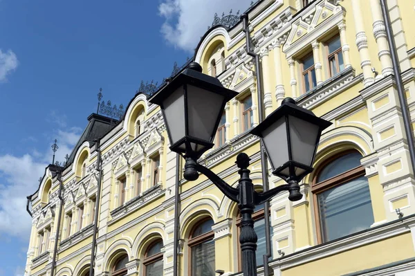 Casa de apartamento histórica dos irmãos Tretyakov em Kuznetsky A maioria das ruas em Moscou — Fotografia de Stock