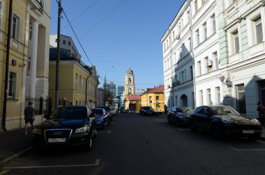 Moskova, Rusya - 24 Ağustos 2018: Şehir manzaralı Rozhdestvenka Street, Moskova