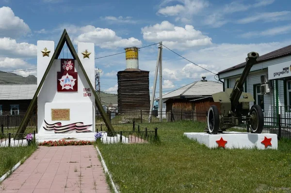 Monument voor de soldaten die in de grote patriottische oorlog in het regionale centrum Ulagan in de Russische autonome deelrepubliek Altaj vielen — Stockfoto