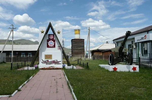 Пам'ятник воїнам, що загинули в Великої Вітчизняної війни в обласному центрі Ulagan в Республіці Алтай — стокове фото