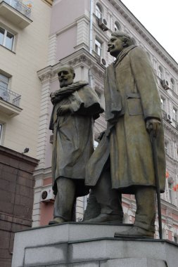 Moskova, Rusya - 6 Ekim 2018: Anıt Stanislavsky ve Nemirovich-Danchenko Kamergersky Lane'de Moskova Merkezi