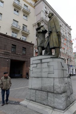 Moskova, Rusya - 6 Ekim 2018: Anıt Stanislavsky ve Nemirovich-Danchenko Kamergersky Lane'de Moskova Merkezi