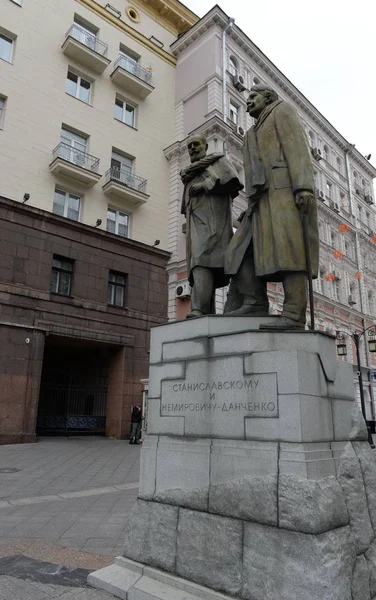 俄罗斯莫斯科 2018年10月6日 莫斯科市中心卡默尔格斯基车道上的斯坦尼斯拉夫斯基和涅米罗维琴科纪念碑 — 图库照片