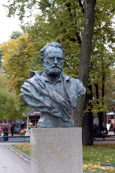 Popiersie Victor Hugo w ogrodzie Hermitage w centrum Moskwy — Zdjęcie stockowe