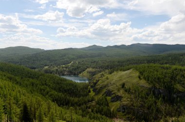  Uchkole dağ gölü Altay Cumhuriyeti Ulagan plato üzerinde