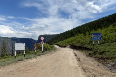  Belgili tanımlık geçmek Katu-Yaryk Altay Dağları'nda yolda