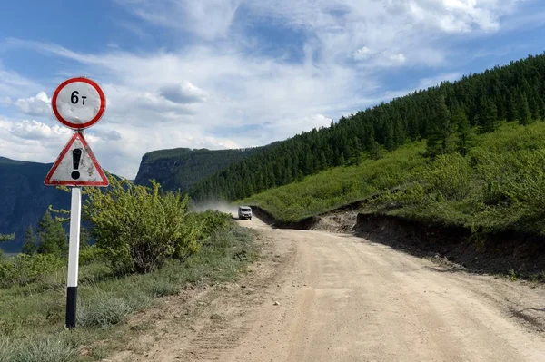 Estrada no passo Katu-Yaryk nas Montanhas Altai — Fotografia de Stock