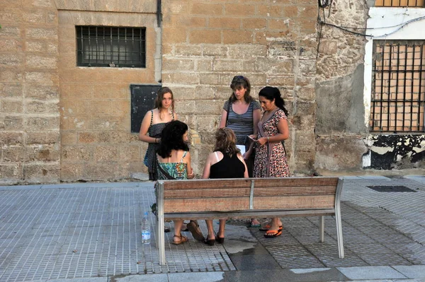 Cádiz Spanien Juli 2011 Oidentifierade Kvinnor Turister Gatan Antika Cadiz — Stockfoto