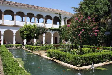 Granada, İspanya - 16 Temmuz 2011: Granada içinde bulunan bahçeleri Generalife Alhambra, saray ve karmaşık kale
