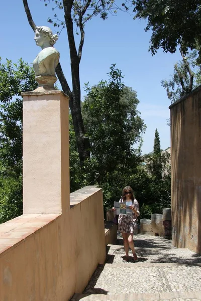 Touristes dans le complexe architectural palais de l'Alhambra — Photo