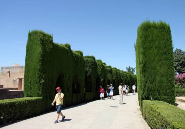 Granada, İspanya - 16 Temmuz 2011: Granada içinde bulunan bahçeleri Generalife Alhambra, saray ve karmaşık kale