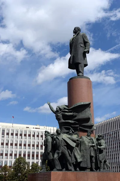 ウラジーミル ・ レーニンと、省の内部事務にロシアのカルーガ モスクワ広場の建物の記念碑 — ストック写真