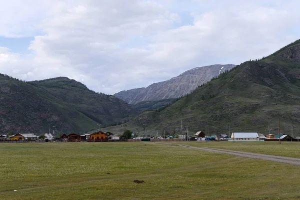 Mountain village of Aktash in the Altai Republic, West Siberia — Stock Photo, Image