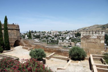 Granada, İspanya - 16 Temmuz 2011: Alhambra Alcazaba kalede antik duvarlar. Granada