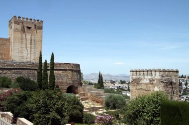 Granada, İspanya - 16 Temmuz 2011: Alhambra Alcazaba kalede antik duvarlar. Granada