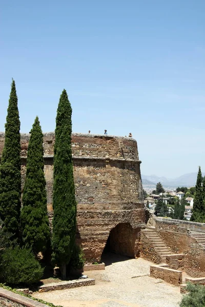 As antigas muralhas da fortaleza de Alcazaba na Alhambra. Granada — Fotografia de Stock