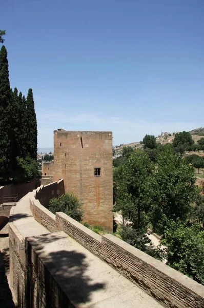 Древние стены крепости Альказаба в Альгамбре — стоковое фото