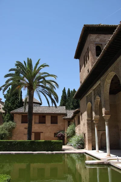 Palais partiel au complexe royal de l'Alhambra. Grenade, Espagne — Photo