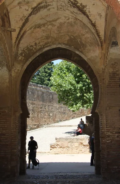 En el complejo arquitectónico y de parques de la Alhambra de Granada — Foto de Stock