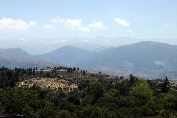 Granada, İspanya - 16 Temmuz 2011: Andalusia İspanya Granada'da Alhambra palace, görünüm