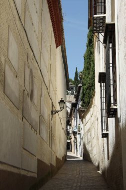 Granada, İspanya - 16 Temmuz, 2011:City görünümü Granada - İspanya en güzel ve en eski şehirlerinden biri. Granada şehrinde sokak