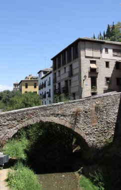 Granada, İspanya - 16 Temmuz 2011: Sokak akşam Carrera Del Darro Albaicin Granada Andalusia İspanya yürüyüş eski köprü nehir Rio Darro.