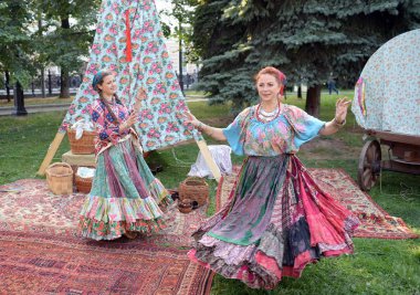  Moskova, Rusya - 10 Ağustos 2018: Çingene dans Strastnoy Bulvarı Moskova
