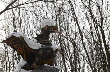  Moskova, Rusya - 11 Mart 2018: Dragon Moskova Kuzminki-Lyublino doğal Historical Park girişinde