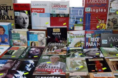 Granada, İspanya - 16 Temmuz 2011: Kitap üstünde belgili tanımlık sayaç Granada şehrinde otobüs istasyonunda