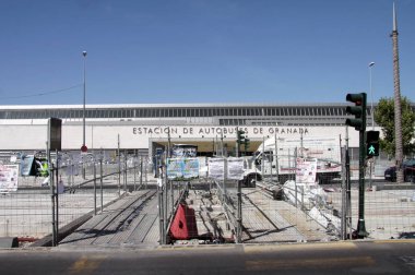 Granada, İspanya - 16 Temmuz 2011: Granada şehrinde otobüs istasyonu yaya geçidi, Duyurular