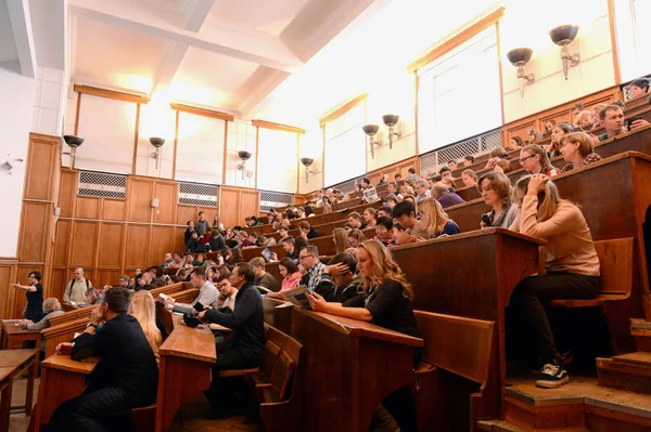 Moskova, Rusya - 15 Ocak 2017: Büyük bir okuyucu kitlesi, Coğrafya Lomonosov Moskova Devlet Üniversitesi Fakültesi, ders